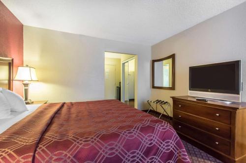 Кровать или кровати в номере Econo Lodge Inn & Suites Joplin