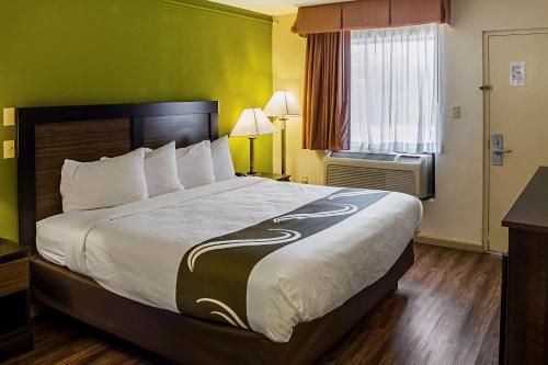 Quality Inn Biloxi Beachにあるベッド
