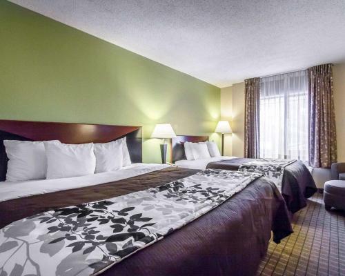 Кровать или кровати в номере Sleep Inn & Suites Hattiesburg