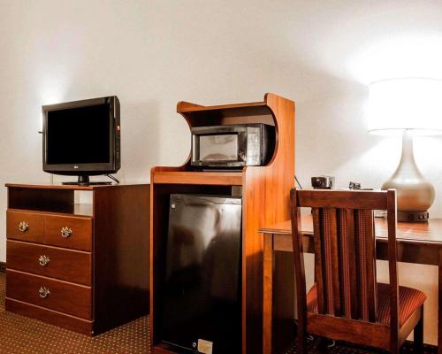 Kuchyň nebo kuchyňský kout v ubytování Quality Inn Kingdom City, MO