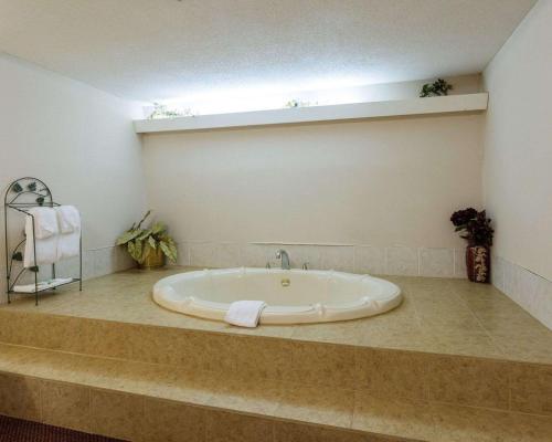 een badkamer met een ligbad en een wastafel bij Quality Inn Robinsonville in Tunica Resorts