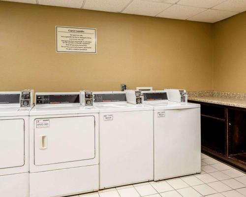 uma fila de máquinas de lavar e secar num quarto em Comfort Inn & Suites em Grenada