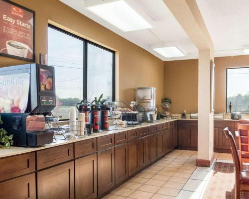 a fast food restaurant with a counter with a counter at Econo Lodge Greenville in Greenville
