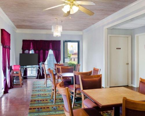 a dining room with a table and chairs at Econo Lodge Canton I-55 in Canton