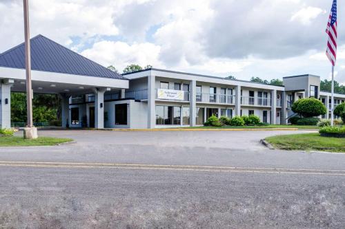 un edificio con una bandera americana delante de él en Quality Inn Moss Point, en Moss Point