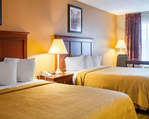 Postel nebo postele na pokoji v ubytování Quality Inn Louisville