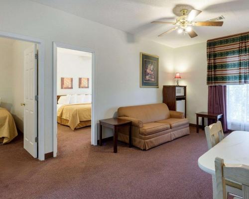 ein Wohnzimmer mit einem Bett und einem Sofa in einem Zimmer in der Unterkunft Quality Inn in Tunica Resorts