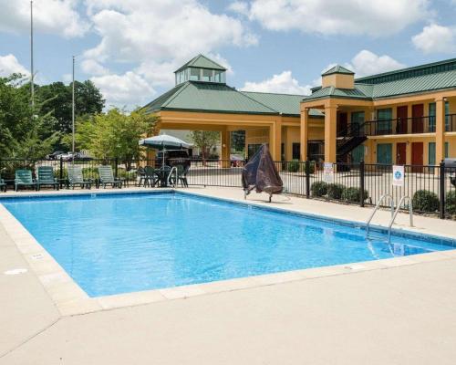 a large swimming pool in front of a building at Quality Inn Louisville in Louisville