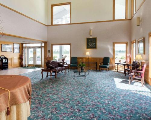 a large room with chairs and tables and windows at Quality Inn Robinsonville in Tunica Resorts