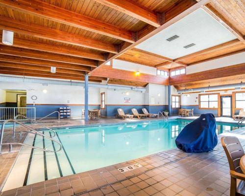 Una piscina en una habitación grande con en Quality Inn Homestead Park Billings, en Billings
