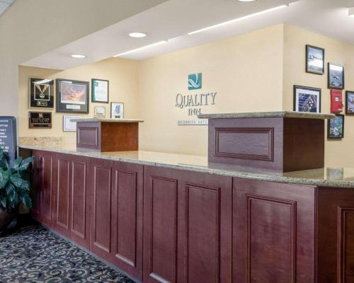 a waiting area at a quality clinic with a counter at Quality Inn Columbus, MS in Columbus