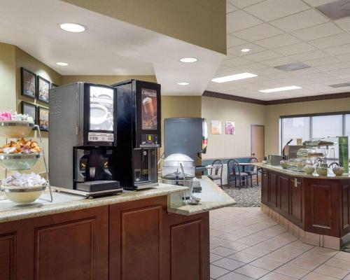 un hall avec un café et une cafétéria dans l'établissement Quality Inn Columbus, à Columbus