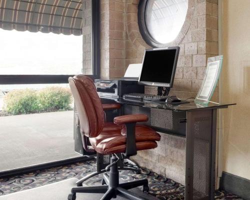 an office with a desk with a computer and a chair at Quality Inn Columbus, MS in Columbus