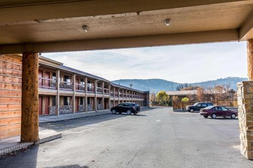 Econo Lodge Inn & Suites Kalispell في كاليسبيل: موقف فاضي امام مبنى