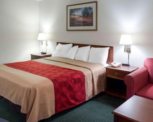 Postel nebo postele na pokoji v ubytování Econo Lodge Yazoo City