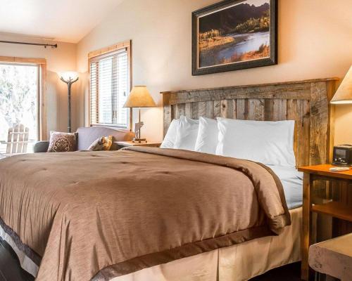 Kama o mga kama sa kuwarto sa Yellowstone Valley Lodge, Ascend Hotel Collection