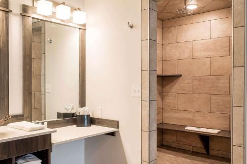 A bathroom at Copper King Convention Center, Ascend Hotel Collection