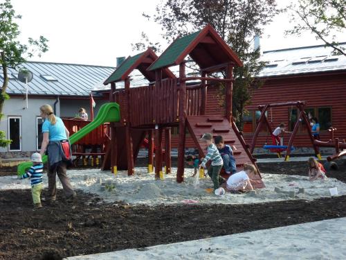 un grupo de niños jugando en un parque infantil en Mátra Kemping Apartmanok en Matrafured