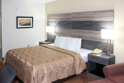 Katil atau katil-katil dalam bilik di Americas Best Value Inn Winston-Salem
