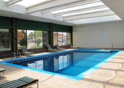 Quality Inn & Suites Saltillo Eurotel tesisinde veya buraya yakın yüzme havuzu