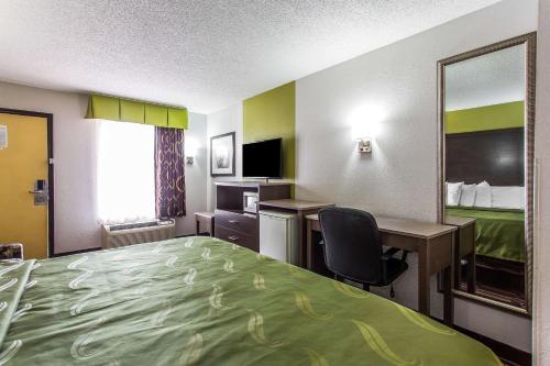 TV a/nebo společenská místnost v ubytování Quality Inn Albemarle