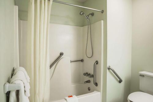 Koupelna v ubytování Econo Lodge Crystal Coast