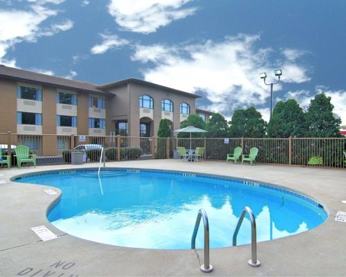 a large swimming pool in front of a building at Quality Inn Lincolnton in Lincolnton