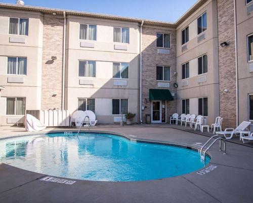 une piscine en face d'un bâtiment dans l'établissement Sleep Inn & Suites at Concord Mills, à Concord