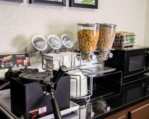 Una encimera de cocina con un procesador de alimentos y algo de comida. en Sleep Inn Concord - Kannapolis, en Kannapolis