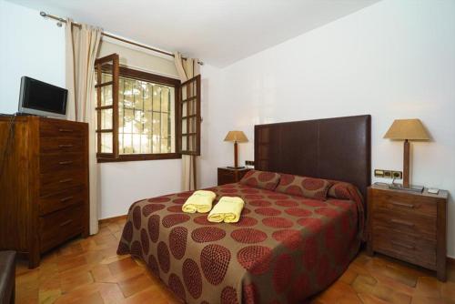 Letto o letti in una camera di Moraira Villa Sleeps 8 Pool Air Con WiFi