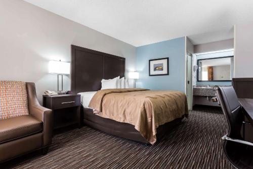 Un pat sau paturi într-o cameră la Quality Inn & Suites Mooresville-Lake Norman
