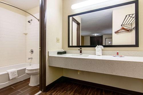 Ванная комната в Econo Lodge Inn & Suites Matthews - Charlotte