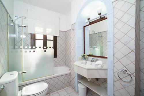 モライラにあるMoraira Villa Sleeps 8 Pool Air Con WiFiのバスルーム(洗面台、トイレ、バスタブ付)