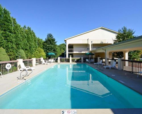 una piscina con sillas y una casa en Townhouse Winston Salem - University, en Winston-Salem