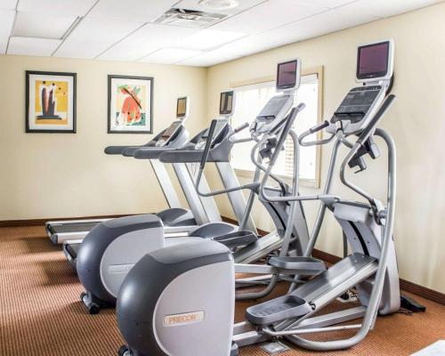 a gym with cardio equipment in a hotel room at Comfort Inn Fayetteville near Fort Bragg in Fayetteville
