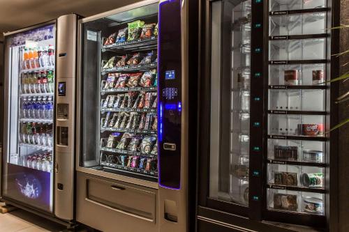zwei Kühlschränke mit Getränken in einem Laden in der Unterkunft Clarion Hotel Airport & Conference Center in Charlotte
