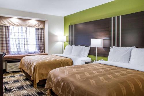 um quarto de hotel com duas camas e uma janela em Quality Inn & Suites Maggie Valley em Maggie Valley