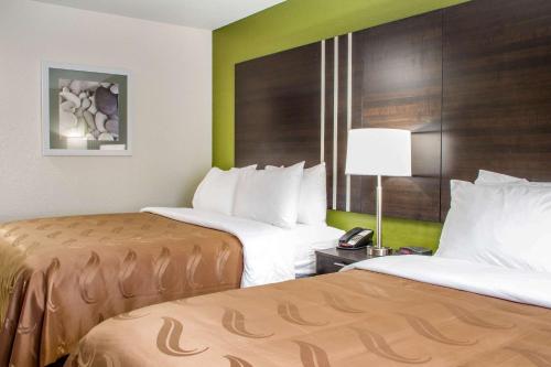 Postel nebo postele na pokoji v ubytování Quality Inn & Suites Maggie Valley - Cherokee Area