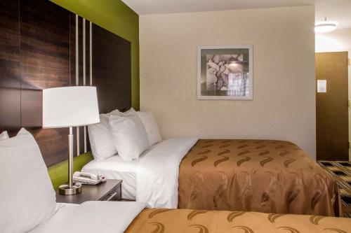 Postel nebo postele na pokoji v ubytování Quality Inn & Suites Maggie Valley - Cherokee Area