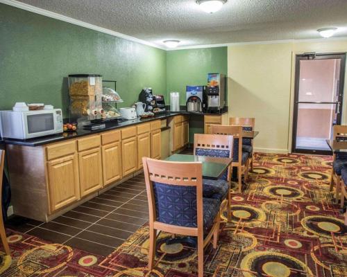 a kitchen with a table and chairs and a microwave at Rodeway Inn & Suites Plymouth Hwy 64 in Plymouth