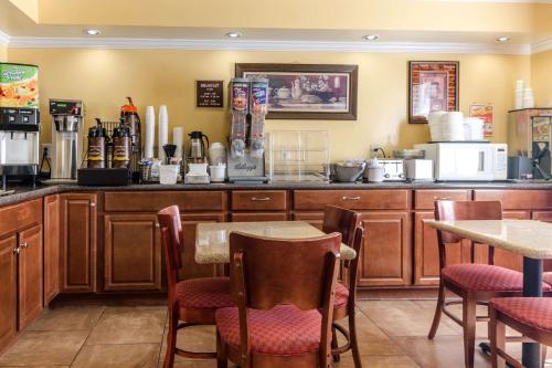 Loungen eller baren på Rodeway Inn & Suites Jacksonville near Camp Lejeune