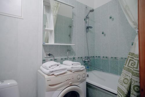 マグニトゴルスクにあるApartment Lenina 69のバスルーム(洗濯機、バスタブ付)