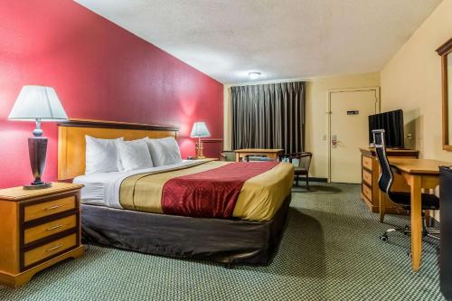Кровать или кровати в номере Econo Lodge Whiteville