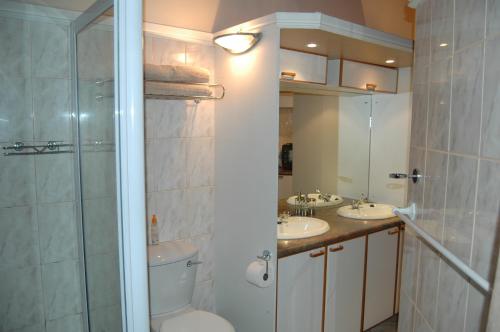 a bathroom with a toilet and two sinks and a shower at Bon A Vie Self-catering and b&b Gonubie Full Solar Power, no load shedding! in Gonubie