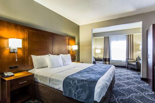 Rúm í herbergi á Comfort Suites Pineville - Ballantyne Area