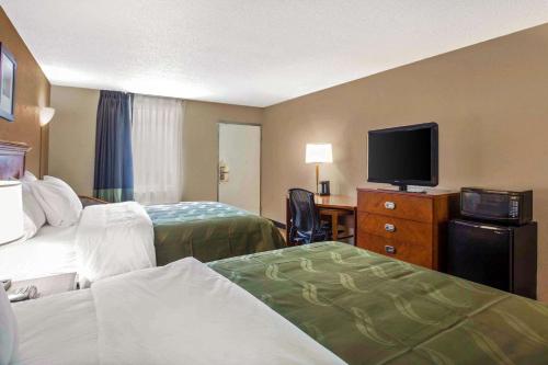 En eller flere senge i et værelse på Quality Inn & Suites University Area