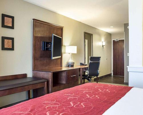 Ένα ή περισσότερα κρεβάτια σε δωμάτιο στο Comfort Suites Fargo Medical Center