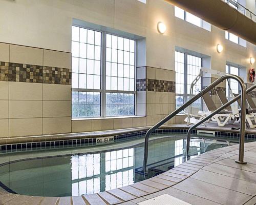 a large swimming pool in a large building at Comfort Suites Minot in Minot