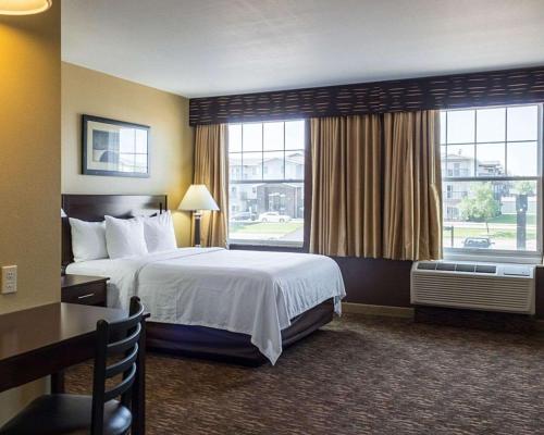 Un pat sau paturi într-o cameră la MainStay Suites Minot