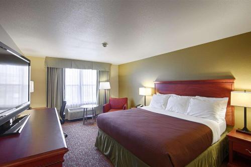 Ένα ή περισσότερα κρεβάτια σε δωμάτιο στο Heritage Hotel and Suites